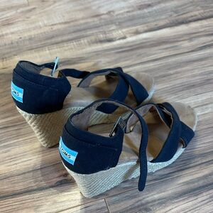 TOMS Black Tan Wedge Sandals size 8